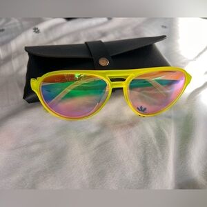 LASIYANOR lime green, sunglasses and black snap case.